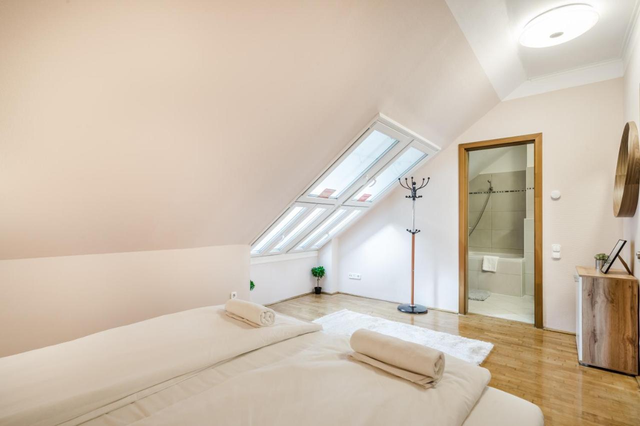 Bpr Timber Loft Home With Balcony 부다페스트 외부 사진